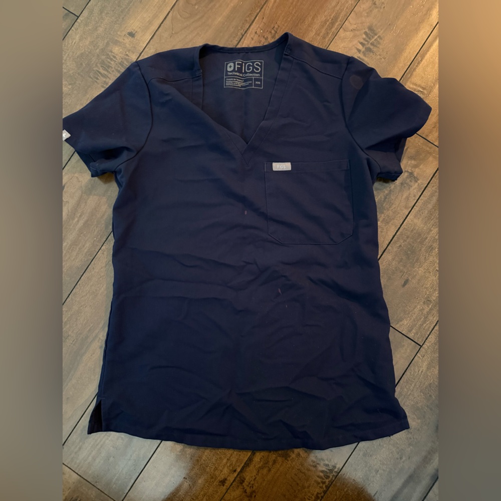 FIGS women’s Navy catarina one pocket scrub top